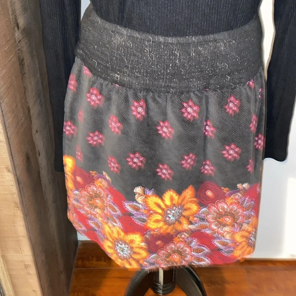 Free People Vintage floral embroidered mini skirt excellent like new size Large